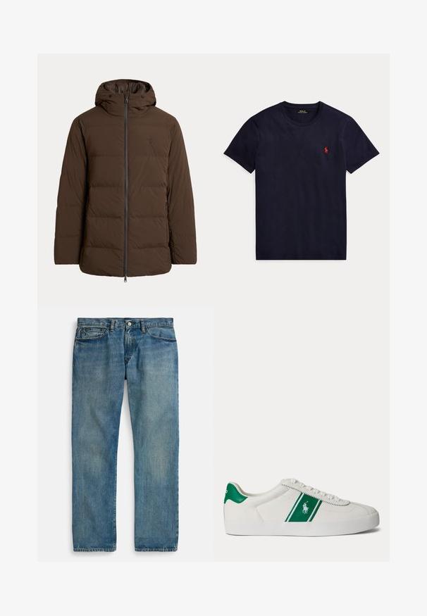 Brun polstret vinterjakke med hætte, lynlås foran, sidelommer og diskret broderet logo på brystet.; Marineblå t-shirt med korte ærmer og rund hals med lille rødt Polo Ralph Lauren-logo på venstre bryst.; Lyseblå denimjeans med lige ben, der har fem lommer, lukning med knap og diskret falmet effekt for tekstur.; Hvid low-top sneaker med grøn stribe og Polo-logo på siden, grøn hæl-flik og hvide snørebånd, vist fra venstre side på ensfarvet baggrund.