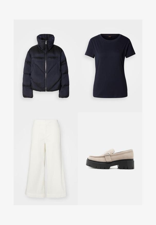 Puffermantel in dunkelblau mit hohem Kragen, ausgestattet mit einem glänzenden Reißverschluss und diagonalen Nahtdetails. Hergestellt aus leichtem, glänzendem Stoff.; Marineblaues Kurzarm-T-Shirt aus Baumwolle mit Rundhalsausschnitt und einem kleinen gestickten Logo auf der Brust. Glatte Textur.; Weiße Hosen mit weitem Bein aus leichtem Stoff, mit hoher Taille und genähten Details, die eine entspannte Passform und klare Linien bieten.; Beiger Wildleder-Slipper mit silberner Schnalle und dicker schwarzer Profilsohle, Seitenansicht vor weißem Hintergrund.