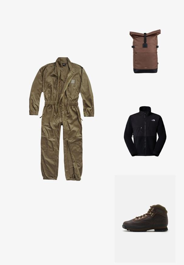 Zwarte fleecejack met nylon bovenkant, hoge kraag, volledige rits, borstzak aan de linkerkant en logo op de bovenste rechterkant. Textuur fleece in de onderste helft.; Olijfgroene utility jumpsuit gemaakt van duurzaam materiaal, met een rits aan de voorkant, een elastische tailleband en meerdere zakken op de romp en benen.; Bruine leren wandelschoen met groene stoffen rand. Voorzien van metalen vetershaken, rubberen zool en een gestructureerd profiel voor grip.; Bruine rolltoprugzak met zwarte gespsluiting en zwarte bodem, rechtopstaand op een witte achtergrond.