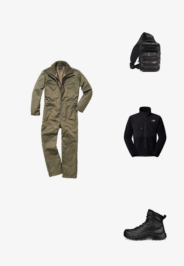 Zwarte fleecejack met nylon bovenkant, hoge kraag, volledige rits, borstzak aan de linkerkant en logo op de bovenste rechterkant. Textuur fleece in de onderste helft.; Olijfgroene jumpsuit gemaakt van duurzaam weefsel, met een ritssluiting aan de voorkant, geribde kraag en meerdere met rits afsluitbare zakken op de borst en zijkanten.; Zwarte hoge wandelschoen met gevoerde enkel, veterhaken, robuuste zool en treklus bij de hiel, ontworpen voor buitengebruik en koud weer.; Compacte zwart-grijze camouflage tactische schoudertas met meerdere met rits afsluitbare vakken en verstelbare gevoerde schouderriem.