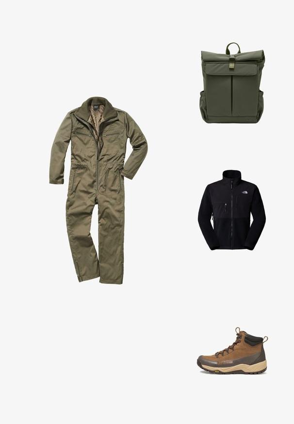 Sort fleecejakke med nylon øvre del, høj krave, fuld lynlås, lomme på venstre bryst og logo på øverste højre side. Tekstureret fleece på den nederste halvdel.; Oliven grønt jumpsuit lavet af holdbart stof, med lynlås foran, ribbet krave og flere lynlåslommer på brystet og siderne.; Brun og beige vandrestøvle i mellem højde med sort polstret krave, Gore-Tex-logo, metaløjer og Vibram-ydersål.; Olivengrøn rulle-top rygsæk med forflap-lomme, metal spænde lukning, sidelommer og vævet top-håndtag.