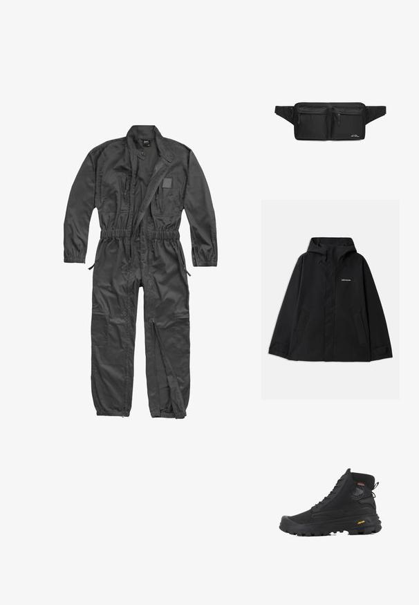 Chaqueta negra impermeable con capucha, mangas largas, cierre frontal con cremallera y dos bolsillos laterales. Textura suave con un diseño minimalista.; Mono negro de manga larga con cremallera frontal, cintura y puños elásticos, múltiples bolsillos con cremallera y cuello mao con botón a presión.; Botas altas negras con superficie texturizada, que cuentan con un diseño impermeable, sistema de cordones y una suela de goma prominente con la marca Vibram.; Riñonera negra fabricada en tejido duradero que cuenta con dos bolsillos con cremallera, correa ajustable y un detalle de logo en la parte frontal.