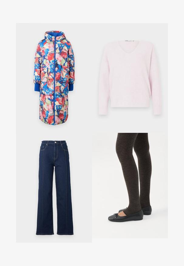 Gevoerde bloemencode met een capuchon, met rode, roze en blauwe bloemen op een donkere achtergrond, twee voorzakken en ribgebreide blauwe manchetten.; Lichtroze V-halstrui van zachte stof, met lange mouwen en ribgebreide manchetten, met een relaxte en losse pasvorm.; Donkerblauwe denim broek met wijde pijpen, opvallende stiksels, hoge taille en vijf zakken. Voorzien van een sluiting met knoop en rits aan de voorkant.; Benen met donkere geribbelde leggings gecombineerd met zwarte ballerina's met kleine strikdetails op een witte achtergrond.
