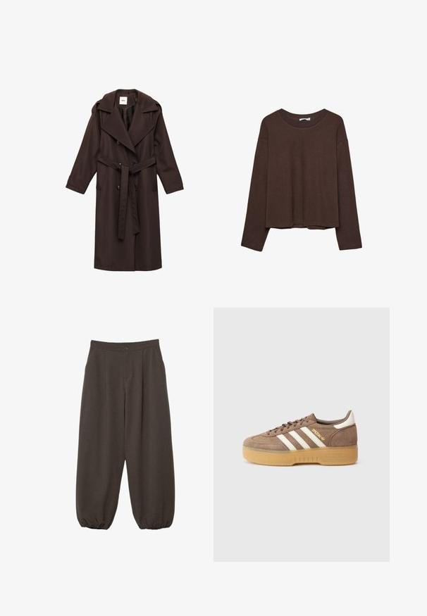 Brun trench coat lavet af glat stof. Har en bred krave, dobbeltknaplukning, bælte og sidelommer.; Brun sweater med en afslappet pasform, ribbet rullekrave og lange ærmer. Glat tekstur med en rund kant og ingen synlige mønstre eller accenter.; Mørkebrune løstsiddende bukser med knaplukning, læg foran og elastiske manchetter ved anklerne.; Brun ruskindsneaker med tre hvide striber, gylden branding og en struktureret gummisål. Rundet tå og polstret krave for komfort.