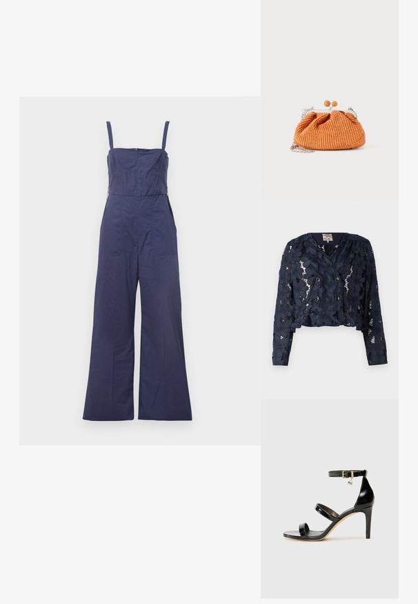 Marineblå cropped jakke lavet af blonde med blomsterprint, med en dobbeltbrystet lukning og to knapper. Tekstureret, semi-gennemsigtig stof.; Mørkeblå jumpsuit med tynde stropper, tætsiddende bodice og brede bukser. Har en lynlås bagpå og en glat stofstruktur.; Sorte patenterede lædersandaler med tre stropper, ankelspænde og 10 cm stiletthæl. Har detaljer i guld og et logo charms.; Lille orange flettet clutch-pung med sølvmetalramme, rund lukning og en sølvkæde-rem på en hvid baggrund.