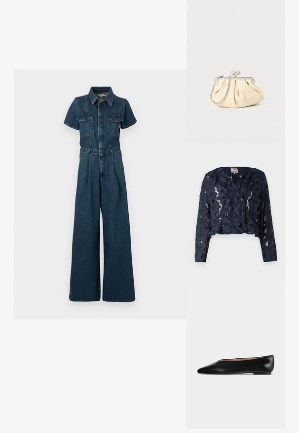 Marineblaue, verkürzte Jacke aus Spitze mit floralen Mustern, mit einer doppelt geknöpften Vorderseite und zwei Knöpfen. Strukturierter, halbtransparenter Stoff.; Good American FIT FOR SUCCESS PLEATED WIDE LEG - Jumpsuit - indigo; Schwarzer flacher Damenleder-Schuh mit spitzer Kappe und niedrigem Absatz, von der Seite auf einfarbigem hellgrauem Hintergrund gezeigt.; Faltige beigefarbene Ledertasche mit einem silbernen Metallrahmen, ausgestattet mit zwei runden dekorativen Verschlüssen und einem silbernen Kettenriemen.