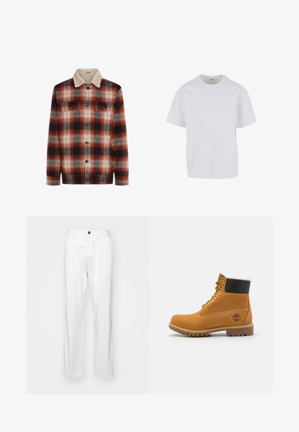 Rood, zwart en wit geruit jack met knopen aan de voorkant, twee borstzakken en een crèmekleurige sherpa-kraag.; Witte T-shirt met korte mouwen van zacht katoen, met een ronde halslijn en een ontspannen pasvorm met rechte zoom. Geen patronen of accenten zichtbaar.; Witte katoenen broeken met een relaxed fit, met een knoopsluiting, twee voorplooien en zijzakken. Soepele textuur, geen patronen.; Bruine leren enkellaars met metalen oogjes, witte faux bont voering, zwarte gewatteerde kraag, robuuste zool en een reliëflogo aan de zijkant.