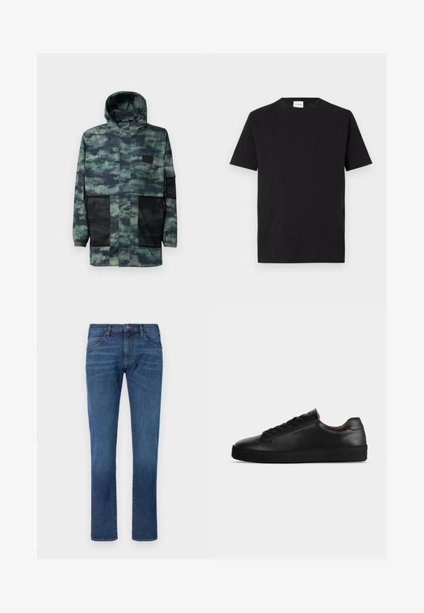 Waterdichte jas in groen camouflagepatroon, met mesh zijzakken, een trekkoordcapuchon en een voorzijde met ritssluiting en flapsluiting.; Zwarte katoenen t-shirt met een ronde halslijn en korte mouwen. Heeft een rechte pasvorm en een minimaal ontwerp, met een label zichtbaar bij de kraag.; Blauwe spijkerbroek met rechtvallende pijpen, voorzien van een klassiek ontwerp met vijf zakken en een knoopsluiting. Subtiele vervaging over de stoftextuur.; Zwarte lage leren sneaker met zwarte veters, gestructureerde rubberen zool en klein geperst logo aan de zijkant, zijaanzicht tegen een grijze achtergrond.
