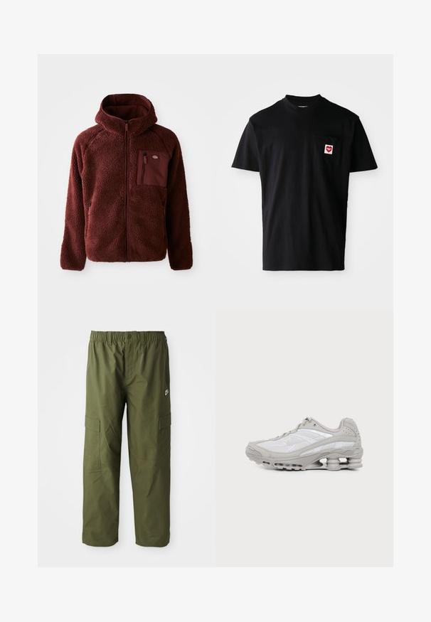 Burgunderfarbene Fleecejacke mit Reißverschluss vorne, Kapuze, seitlichen Taschen und Brusttasche. Strukturierter, weicher Stoff mit einem leicht übergroßen Schnitt.; Schwarzes Baumwoll-T-Shirt mit rundem Halsausschnitt, kurzen Ärmeln und einer linken Brusttasche, die mit einem roten Herz-Patch und weißem Text versehen ist.; Nike Cargo-Hosen in dunkelolivgrün, ausgestattet mit einem elastischen Bündchen, zwei Seitentaschen und einem glatten, leichten Stoff.; Grauer und weißer Sportschuh mit sichtbarer Luftpolstersohle und Mesh-Einsätzen, im Profil auf einfachem hellem Hintergrund gezeigt.