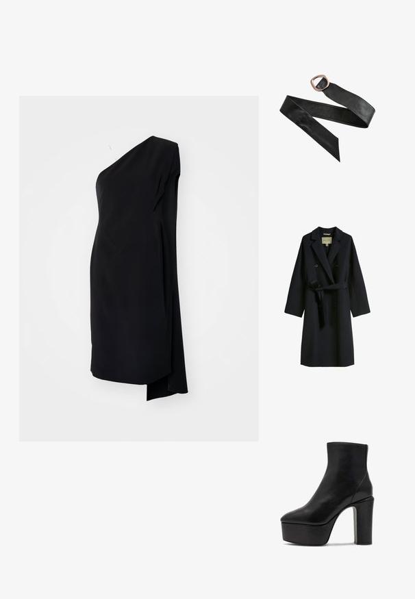 Tmavomodrý trench coat vyrobený z vlnenej zmesi, s dvojradovým zapínaním, širokými klopami a pásom v páse. Gombíky sú okrúhle a čierne.; Čierne asymetrické šaty s jedným ramenom, vyrobené z hladkej látky, s drapériou a bočným rozparkom pre zvýšenie detailu.; Čierne kožené členkové topánky s špicatou špičkou a vysokým blokovým opätkom. Obsahujú platformovú podrážku a hladký povrch bez viditeľných kovových prvkov.; Čierny kožený opasok s veľkou zaoblenou obdĺžnikovou bronzovou prackou a špicatými koncami, rozložený na bielom pozadí.
