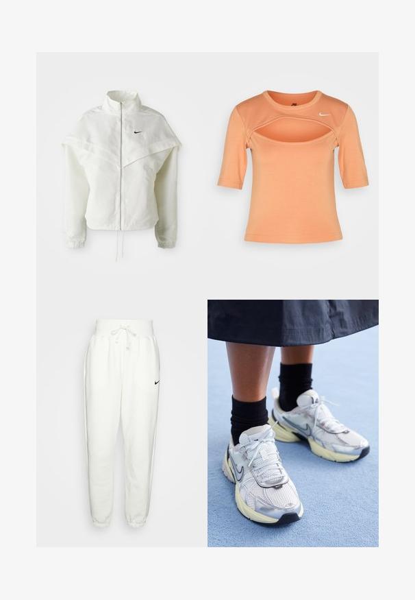Witte lange mouwen zip-up jas met hoge kraag, cape-achtige details over de schouders, elastische manchetten en een klein zwart Nike-logo op de borst.; Nike Sportswear CUTOUT - T-shirt print - amber brown/sail; Witte sweatsbroek van een zachte stof, met een elastische tailleband met koord, zijzakken en een zwart Nike-logo op het linkerdij.; Witte en zilveren Nike sneakers van meshstof, met reflecterende accenten en een beige zool. Gedragen met zwarte sokken, staand op een blauwe ondergrond.