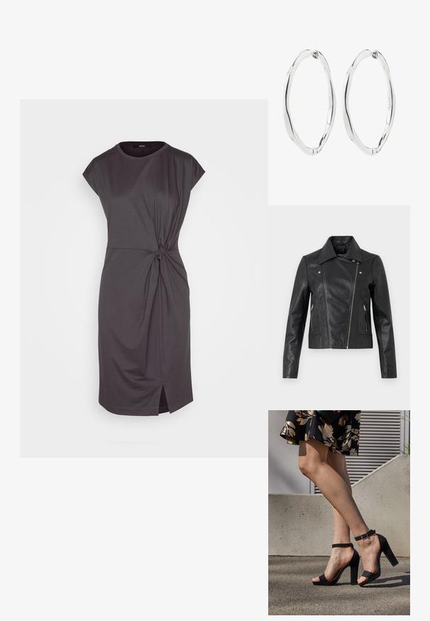 Zwarte leren cropped jas met een kraag, getailleerd ontwerp, naaddetails en ritsmanchetten. Gladde textuur, klassieke motorstijl.; Esprit Collection DRESS - Jerseyjurk - anthracite; Zwarte suède hoge hakken sandalen hebben een enkelband met een gesp, een open teenontwerp en een chunky hak. Glad textuur en minimalistische stijl.; Een paar gepolijste zilveren gedraaide ovale creolen met scharnierende sluitingen, getoond tegen een witte achtergrond.