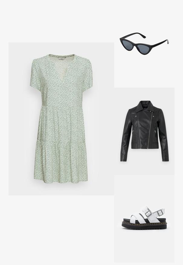 Zwarte leren cropped jas met een kraag, getailleerd ontwerp, naaddetails en ritsmanchetten. Gladde textuur, klassieke motorstijl.; Korte groene jurk met korte mouwen, V-hals en een gelaagde rok. Het heeft een wit loofpatroon door de stof heen.; Witte leren sandalen met verstelbare gespsluitingen, gelaagde zwarte plateauzool en oranje stiksel langs de rand.; Zwarte cat-eye zonnebril met donkergrijze lenzen, slank plastic frame, puntige hoeken en rechte pootjes. Geen zichtbare hardware of accenten.