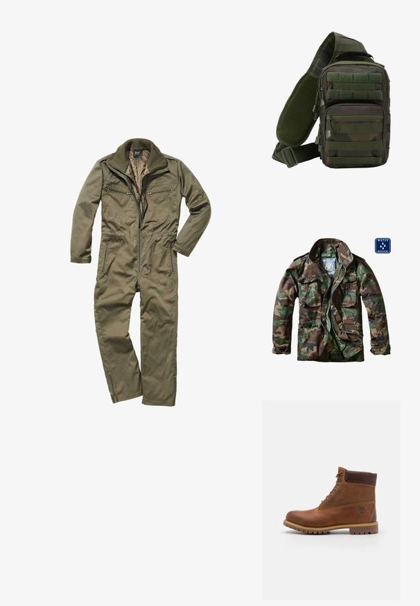 Tarnjacke in Grüntönen und Brauntönen, mit einem Reißverschluss vorne, zwei Brusttaschen und wasserabweisendem Material.; Olivgrüner Overall aus strapazierfähigem Material, mit Reißverschluss vorne, geripptem Kragen und mehreren mit Reißverschluss versehenen Taschen auf der Brust und an den Seiten.; Braune Lederwanderschuhe mit glatter Oberfläche, gepolstertem Knöchel, Metallösen und einer Gummisohle mit robustem Profil.; Grüner Tarn-Sling-Rucksack mit mehreren Reißverschlusstaschen, einem verstellbaren Gurt und einem Netzrückenpaneel zur Belüftung.