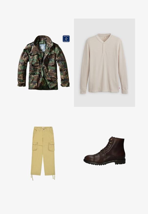 Tarnjacke in Grüntönen und Brauntönen, mit einem Reißverschluss vorne, zwei Brusttaschen und wasserabweisendem Material.; Langärmliges Henley-Shirt aus leicht beigem Rippstoff mit V-Ausschnitt, Knopfleiste mit drei Knöpfen und angeschnittenen Ärmeln. Roter Logo-Tag am Saum.; Beige Cargo-Hose mit zwei vorderen Klappentaschen, Gürtelschlaufen, Knopfverschluss und Zugbändern an den Säumen.; Dunkelbraune Leder Schnürstiefelette mit robustem Gummisohlen und Metallösen, von der Außenseite betrachtet.