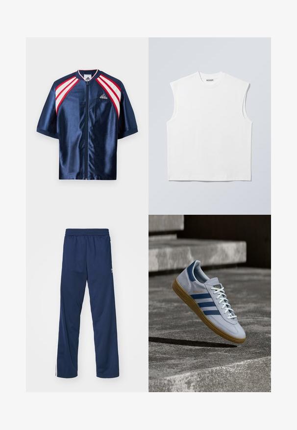 Merin satiininen urheilutakki lyhyillä hihoilla, jossa on valkoinen verkkokangas ja punaiset yksityiskohdat hartioilla, vetoketj closure ja Adidas-logo rinnassa.; Valkoinen, hiaton puuvillapaita pyöreällä pääntiellä ja muotoilluilla harteilla, jossa kauluksella "WEEKDAY"-merkintä, esillä vaaleanharmaalla taustalla.; Navy sininen urheiluhousut, joissa on joustava vyötärö, valkoiset sivuraidat ja logo-akcentti vasemmassa reidessä.; Vaaleansiniset Adidas Spezial -lenkkarit tummansinisillä raidoin ja kumipohjalla, esitetty ilmassa betonportaiden yllä neutraalissa ulkoilmaympäristössä.