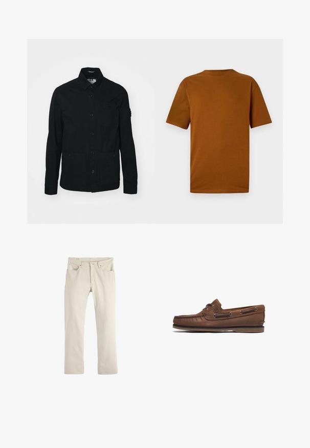 Sort, langærmet skjortejakke lavet af bomuld, med knaplukning foran, to store lommer foran og en lille brystlomme.; Kortærmet t-shirt i brændt orange bomuld. Har runde halsudskæring, afslappet pasform og glat tekstur uden mønstre eller udsmykninger.; Beige denim jeans med lige pasform, diskrete syninger, fem lommer, knaplukning og minimalistisk design.; Brun læder bådsko med syet tå, snørebåndsdesign, metaløjer og gummisål. Har et mærkeemblem på siden.