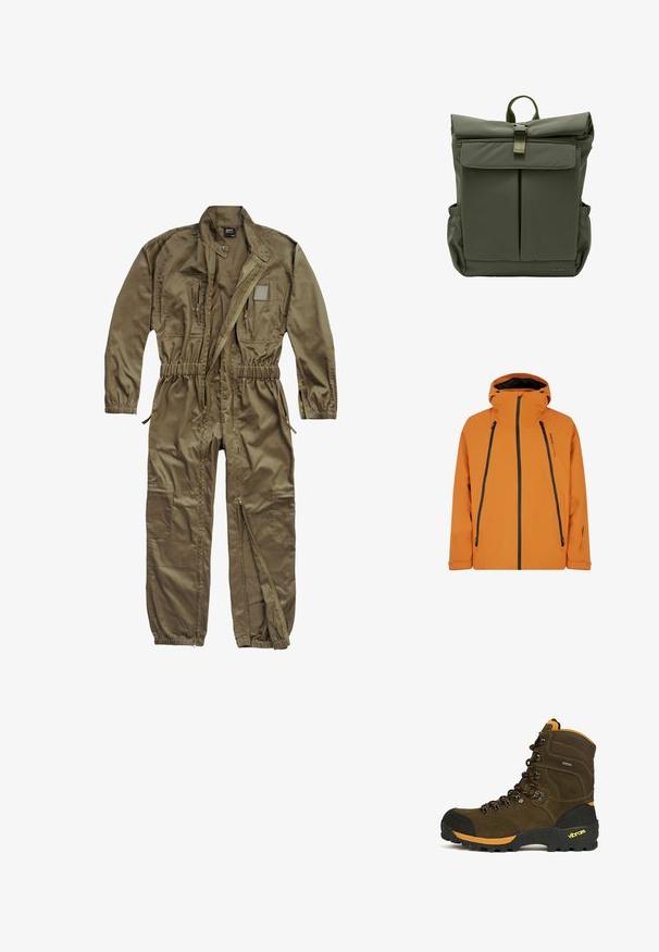 Oranje waterdichte jas met capuchon, voorzien van zwarte ritsen, twee voorzakken en verstelbare trekkoorden op de capuchon en de zoom.; Olijfgroene utility jumpsuit gemaakt van duurzaam materiaal, met een rits aan de voorkant, een elastische tailleband en meerdere zakken op de romp en benen.; Bruine hoge wandelschoen met zwarte neuskap, oranje accenten, robuuste Vibram-zool en zwart-oranje veters.; Olivengroene rolltoprugzak met voorvak met klep, metalen gespsluiting, zijvakken en gevlochten bovenhandvat.