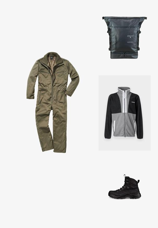 Fleecejacke mit hohem Kragen, grau und schwarzen Farbblöcken, Frontreißverschluss und weißen Akzenten an den Taschen und dem Reißverschluss.; Olivgrüner Overall aus strapazierfähigem Material, mit Reißverschluss vorne, geripptem Kragen und mehreren mit Reißverschluss versehenen Taschen auf der Brust und an den Seiten.; Schwarzer Wanderschuh mit robustem Design, aus Textil- und Gummimaterialien, sechs Ösen und einer strukturierten Sohle für besseren Halt.; Schwarzer Roll-Top-Rucksack aus wasserdichtem Material. Verfügt über verstellbare Träger, eine vordere Reißverschlusstasche und bedruckte Markendetails.