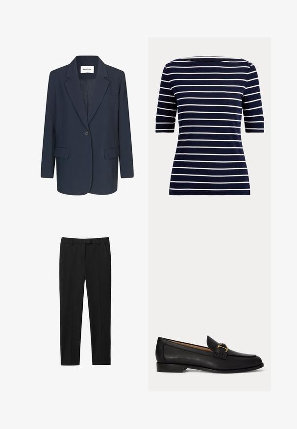 Marineblazer van gladde stof, met een enkele knoopsluiting, notch-lapels, één borstzak en twee voorkzakken.; Marineblauw overhemd met witte horizontale strepen en ellebooglange mouwen, afgebeeld op een eenvoudige lichte achtergrond.; Zwarte broek met een op maat gemaakte ontwerp, vlakke voorkant, twee zijzakken en een rechte pijp. Gemaakt van gladde stof met een subtiele glans.; Zwarte leren loafer met een kleine hak en decoratieve gouden gesp aan de voorkant, zijaanzicht op een witte achtergrond.