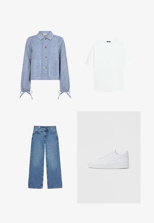 Stribet blå og hvid cropped jakke med knaplukning foran, lange ærmer med indsamlede manchetter, to forlommer og en klassisk krave.; Simpel hvid T-shirt med korte ærmer og rund hals, med en lille sort label inde i kraven.; Blå, højtaljede, vidde ben, denimjeans med knap foran, lynlås og fem-lomme design.; Hvide Nike Air Force 1 sneakers med læderoverdel, rund tå, snørelukning, polstret krave og struktureret gummisål.
