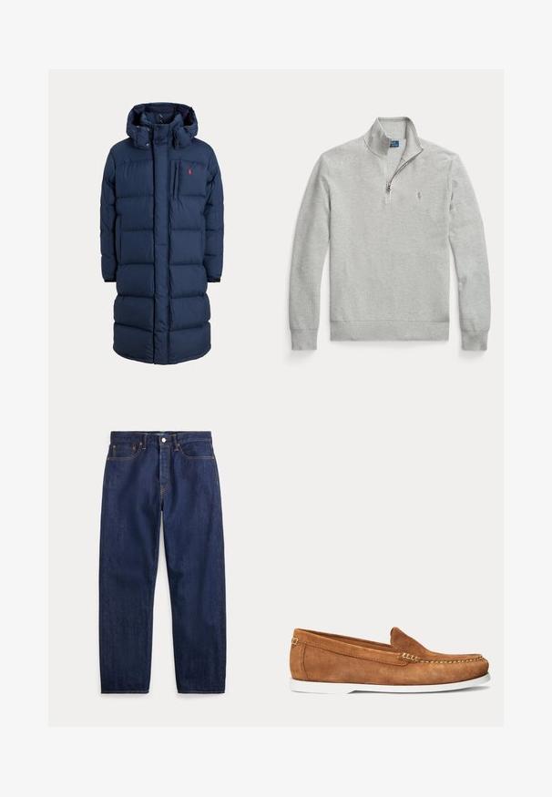 Marineblauer langer gepolsterter Wintermantel mit Kapuze, Frontreißverschluss, Brusttasche und kleinem roten Logo auf der linken Brustseite.; Hellgrauer gestrickter Quarter-Zip-Pullover mit Stehkragen und dezent besticktem Logo auf der linken Brust.; Dunkelblaue Jeans aus Denim mit geraden Beinen, fünf Taschen, Knopfverschluss und sichtbaren Nähten.; Brauner Wildleder-Slipper mit weißer Sohle und beigen Nähten entlang der Spitze und oberen Kante, seitliche Ansicht vor schlichtem Hintergrund.