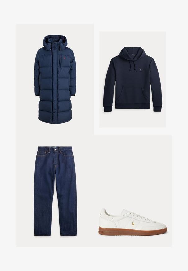 Marineblauwe lange gewatteerde winterjas met capuchon, rits aan de voorkant, borstzak en een klein rood logo op het linker borstgebied.; Donker marineblauwe hoodie met voorkangoeroezak, capuchon met trekkoord, lange mouwen en klein wit Polo Ralph Lauren-logo op de borst.; Donkerblauwe denim jeans met rechte pijpen, vijf zakken, knoopsluiting en zichtbare stiksels.; Witte lage sneaker met bruine zool, veters aan de voorkant en klein gouden Polo Ralph Lauren-logo aan de zijkant.