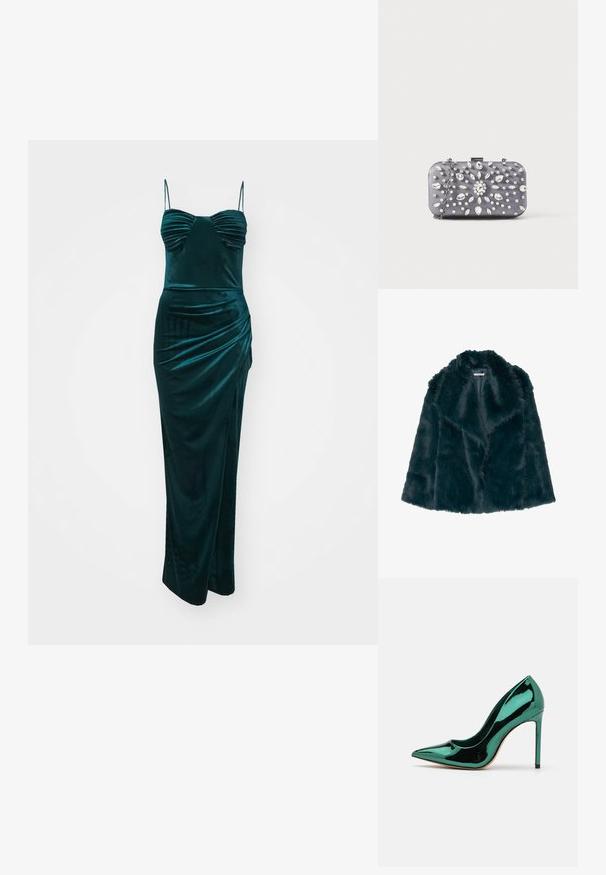 Faux fur jas in diep teal met een zachte, pluche textuur en een brede kraag, met een open voorkant en zonder zichtbare sluitingen.; WAL G. VALERIE - Galajurk - dark teal blue; ALDO STESSY - Klassieke pumps - other green; Kleine rechthoekige donkergrijze clutch versierd met heldere strass-steentjes in een uitstralend patroon en een zilveren kettingband.