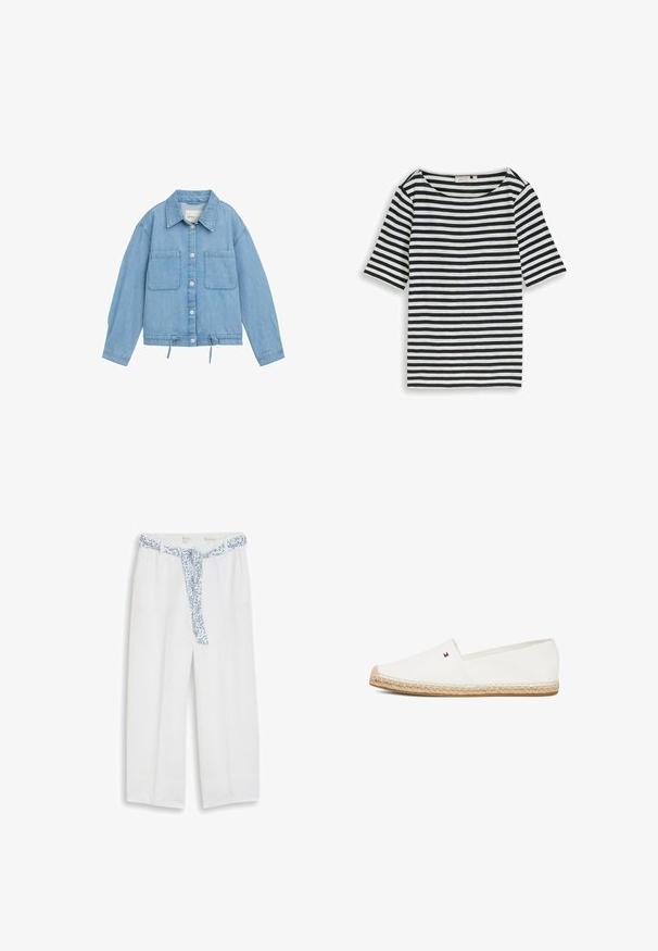 Lys blå denimjakke med knaplukning, to brystlommer, justerbar snor i kanten og lange ærmer med manchetter.; Sort og hvidt vandret stribet t-shirt med korte ærmer og rund halsudskæring, lagt fladt på en hvid baggrund.; Hvide bukser med vide ben, elastik i taljen og et blåt blomsterstofbælte bundet foran.; Hvid canvas espadrille slip-on med vævet jutesål, kontrastsyning og en lille logodetalje på siden.