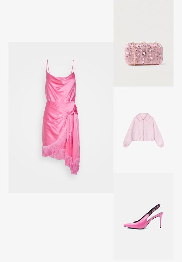Lichtroze cropped jacket met een kraag en ritssluiting. Heeft elastische manchetten en zoom, een gladde satijnachtige textuur, en geen patronen.; Cinq à Sept OCTAVIA DRESS - Cocktailjurk - flamingo; Glanzend roze hoge hak slingback schoen met spitse neus en zwarte elastische band met het merk "Versace Jeans" op een lichtgrijze achtergrond.; Roze satijnen clutch met juweelversieringen, rechthoekige vorm, gouden ketting en een sluiting met clasp, met een bloemenpatroon in rhinestones.