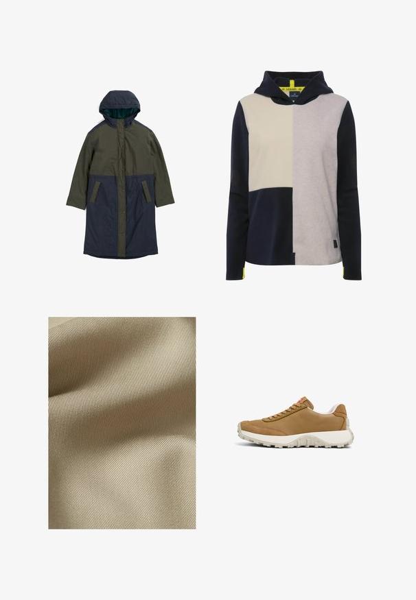 Langer, kapuzen föhn in Dunkelgrün und Marineblau, aus glattem Stoff gefertigt. Verfügt über Druckknöpfe und zwei Vordertaschen. Minimalistisches Design.; Kapuzensweatshirt mit einem Patchwork-Design in Marineblau, Creme und Grau, aus weichem Fleece-Material gefertigt, mit einem Etikett Detail am Saum.; Beiger, strukturiertes Gewebe mit feinem, geripptem Muster. Das Material wirkt glatt mit einem subtilen Glanz und fällt sanft in Falten.; Braune Leder-Sneaker mit strukturiertem Finish, ausgestattet mit einer weißen Zwischensohle und einer robusten Außensohle, akzentuiert durch braune Schnürsenkel und ein Logo-Tag.