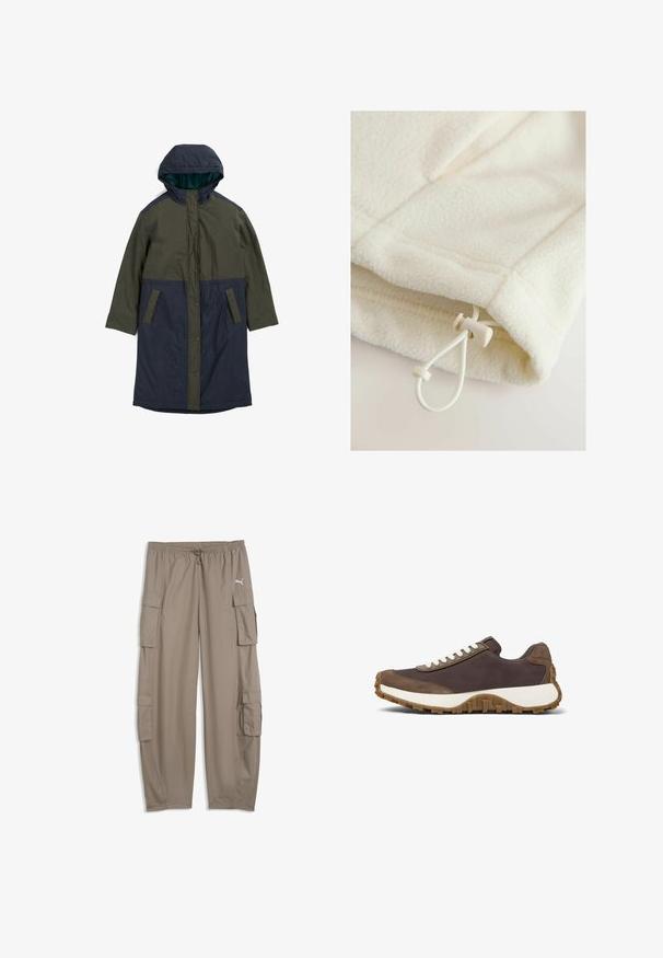 Langer, kapuzen föhn in Dunkelgrün und Marineblau, aus glattem Stoff gefertigt. Verfügt über Druckknöpfe und zwei Vordertaschen. Minimalistisches Design.; Fleece-Kleidungsstück in Off-White mit weicher Textur, ausgestattet mit einem Knebelverschluss und einer Kordel zur Anpassung am Saum.; Hellbraune, locker sitzende Cargohosen mit Kordelzugbund und Klappentaschen an jedem Bein, mit einem kleinen weißen Puma-Logo auf der rechten Seite.; Brauner Sneaker mit weißen Schnürsenkeln, ausgestattet mit einem strukturierten Obermaterial und einer robusten Gummisohle, auf einem weißen Hintergrund präsentiert.