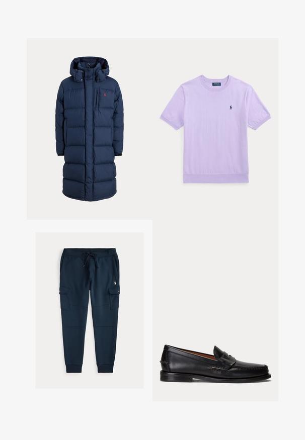 Marineblauer langer Steppmantel mit Kapuze, Frontreißverschluss, Druckknöpfen, Seitentaschen und kleinem roten Logo auf der Brust.; Hellvioletter kurzärmliger Pullover mit Rundhalsausschnitt, kleinem dunklem Polo-Spieler-Logo auf der linken Brust und gerippten Bündchen und Saum.; Marineblaue Cargo-Sweatpants aus weichem Stoff, mit einem Kordelzugbund, Seitentaschen und einem kleinen Logo auf der Vorderseite.; Schwarzer Lederloafer mit niedrigem Absatz und Pennyriemendetail, von der Seite auf hellgrauem Hintergrund gezeigt.