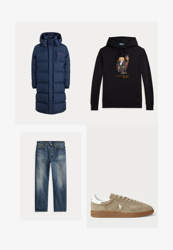 Navyblå lang dynejakke med hætte, frontlynlås, trykknapper, sidelommer og lille rødt logo på brystet.; Sort hættetrøje med Polo Bear i smoking, der holder en hests tøjler, tekst "POLO BEAR by RALPH LAUREN" under grafikken.; Blå denimjeans med afslappet pasform, falmet finish, synlige slidtegn, lige silhuet og traditionel knaplukning.; Suedesneakers i tan med hvide detaljer, rund tå og snørebåndsdesign. Har præget logo og gummisål for bedre greb.