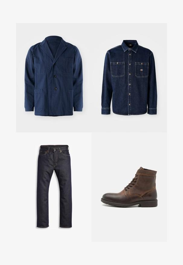 Chaqueta de algodón azul marino con cuello de pico, dos bolsillos frontales de parche, un bolsillo en el pecho y tres cierres de botón.; Camisa de denim azul oscuro con cuello, cierre frontal de botones, dos bolsillos en el pecho, botones dorados y costuras visibles. Presenta un logotipo de la marca.; Vaqueros de denim azul oscuro con corte recto, diseño de cinco bolsillos, herrajes metálicos y costuras naranjas contrastantes. Textura suave, sin patrones visibles.; Jack & Jones JFWDELANEY BOOT - Botines con cordones - cognac