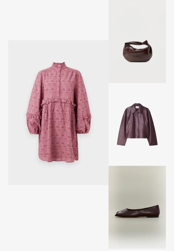 NA-KD Bunda z nepravej kože - burgundy; Ružové šaty s dlhým rukávom, ktoré majú volánový golier, knoflíkovú légu a kvetinový výšivkový vzor s viacerými vrstvami a širokými rukávmi.; Tmavohnedá kožená balerína s otvorenou špičkou a nízkym podpätkom na jednolivom svetlom pozadí.; Tmavohnedá kožená kabelka cez rameno s mäkkým, voľným tvarom a držadlom v podobe skrúteného uzla na jednoduchom bielom pozadí.