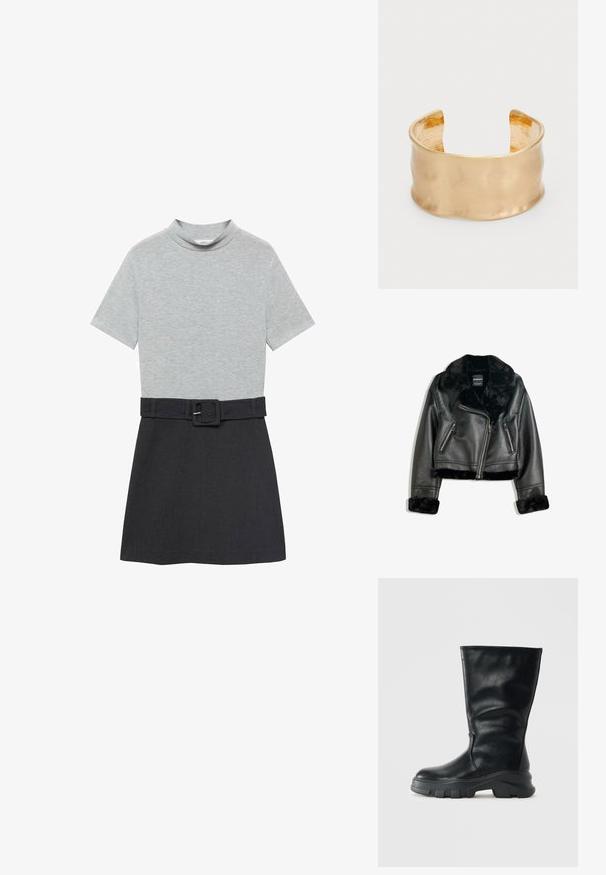 Schwarze Kunstleder-Bikerjacke mit plüschigem Fellkragen, -manschetten und -saum, diagonalem Reißverschluss und zwei Reißverschlusstaschen vorne.; Graues Top mit kurzen Ärmeln, kombiniert mit einem schwarzen Rock mit Gürtel, der ein Kleid mit einem hohen Kragen und einem vorderen Schnallen-Gürtel bildet.; Schwarze Lederstiefel bis zur Mitte der Wade mit dicker, gerippter Sohle und abgerundetem Zehenbereich, seitlich auf einem schlichten, hellen Hintergrund gezeigt.; Goldfarbener Armreif mit einer glatten, gewellten Oberfläche, einem strukturierten Innenraum und einem offenen Design, das eine organische Form schafft.