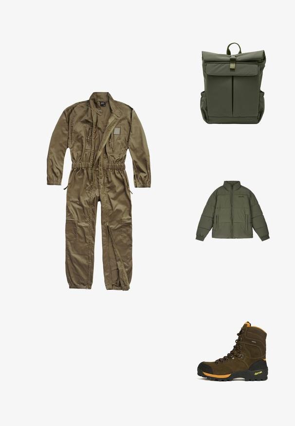 Olivgrüne Steppjacke mit hohem Kragen, frontalem Reißverschluss und zwei Seitentaschen. Verfügt über gestickte Paneele und gerippte Bündchen für zusätzliche Wärme.; Olivgrüner Utility-Overall aus strapazierfähigem Stoff, mit einem Reißverschluss vorne, elastischem Bund und mehreren Taschen am Oberkörper und an den Beinen.; Brauner hoher Wanderschuh mit schwarzer Zehenkappe, orangen Akzenten, robuster Vibram-Sohle und schwarz-orangen Schnürsenkeln.; Olivgrüner Rolltop-Rucksack mit vorderer Klappentasche, Metall-Schnallenverschluss, Seitentaschen und geflochtenem oberen Tragegriff.
