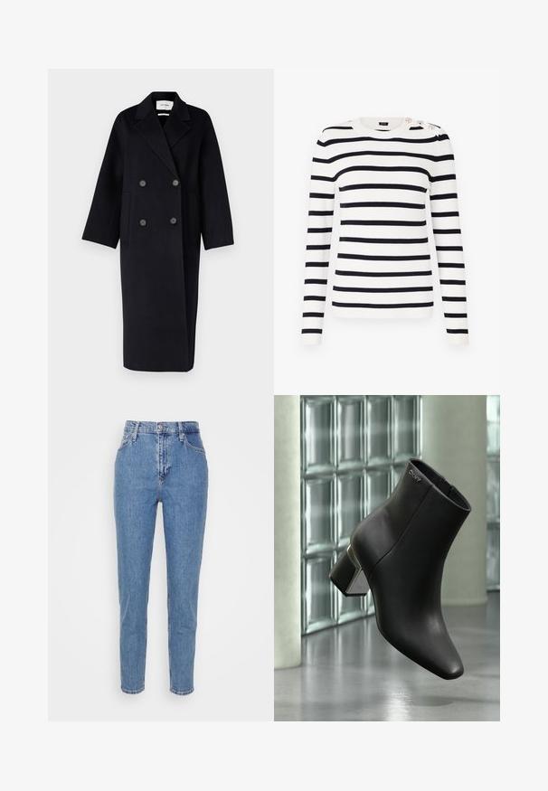IVY OAK IO CLARA - Klassisk frakke - navy blue; Strikket sweater med striber i hvid og navyblå, med rund hals, lange ærmer og dekorative knapper på skulderen.; Blå højtaljede lige jeans med frontknap og lynlås, bæltestropper og lommer, præsenteret på en ensfarvet hvid baggrund.; Sort læderankelstøvle med blokhæl, DKNY-logo nær toppen, vist foran en glasblokvæg og poleret betongulv.