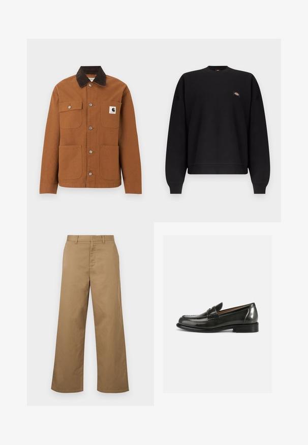 Καφέ μπουφάν Carhartt με μαύρο γιακά από κορδόνι, τέσσερις τσέπες μπροστά, εκ των οποίων η μία με λογότυπο, και μεταλλικά κουμπιά σούστες μπροστά.; Μαύρο φούτερ με μακριά μανίκια και στρογγυλή λαιμόκοψη, με ριμπ μανσέτες και τελείωμα, που διαθέτει μικρό πολύχρωμο λογότυπο στην αριστερή πλευρά του στήθους.; Καφέ παντελόνι με φαρδιά μπατζάκια, θηλιές για ζώνη και κλείσιμο με φερμουάρ μπροστά, εμφανίζεται σε λευκό φόντο.; Μαύρα παπούτσια loafers από παλλευκή δερμάτινη επιφάνεια με δομημένο στυλ, στρογγυλή μύτη και ραφές στη πάνω πλευρά, διαθέτοντας χαμηλό στιβαρό τακούνι.