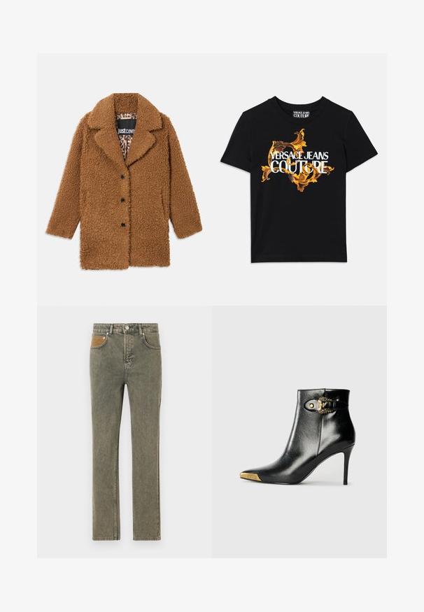 Brauner Teddy-Mantel mit drei schwarzen Knöpfen, breiten Revers und Innenfutter mit Leopardenmuster, das im Kragen sichtbar ist.; Schwarzes Baumwoll-T-Shirt mit weißem Text "VERSACE JEANS COUTURE" und einem ausgefallenen goldenen Design, das den Text umrahmt, mit kurzen Ärmeln und Rundhalsausschnitt.; Grüne Denim-Jeans mit geradem Bein, die eine braune Korduroytasche als Akzent und zarte Verwaschungen im Stoff aufweisen.; Schwarzer Knöchelstiefel aus glänzendem Leder mit spitz zulaufender Zehenpartie, Stöckelabsatz und goldfarbener Hardware mit dekorativem Schnallendetail.