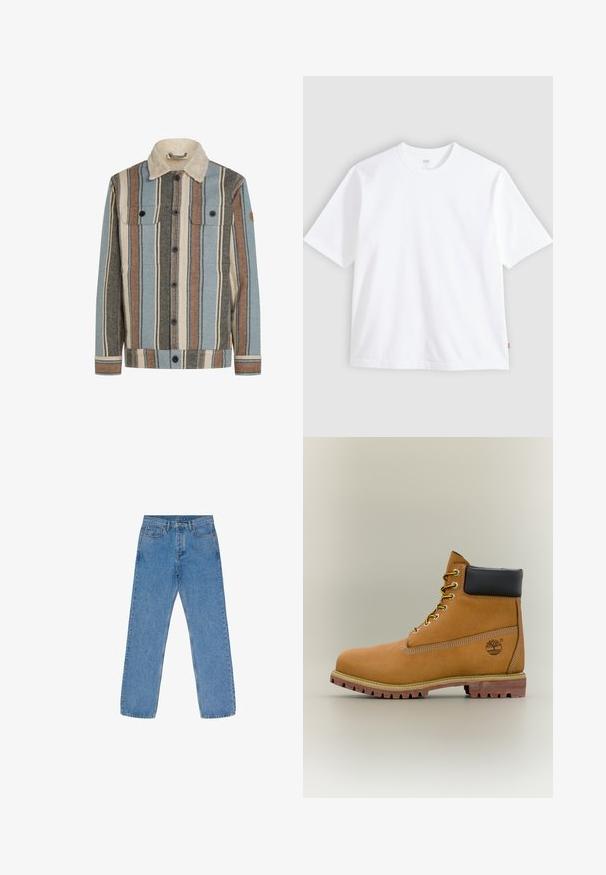 Knopfjacke mit vertikalen Streifen in Blau, Braun, Creme und Grau, ausgestattet mit einem cremefarbenen Sherpa-Kragen und zwei Brusttaschen mit Klappen.; Weißes kurzärmeliges T-Shirt aus Baumwolle mit Rundhalsausschnitt und geradem Schnitt. Etikett sichtbar am unteren Seiten Saum.; Helle blaue gerade geschnittene Jeans aus Denim. Verfügt über fünf Taschen, Kontrastnähte und einen Knopf- sowie Reißverschluss.; Brauner Leder-Stiefelette mit schwarzem Kragen, gelben Schnürsenkeln und hellbrauner Sohle. Verfügt über ein Logo und weiße Ziernähe. Robuste Profilsohle.