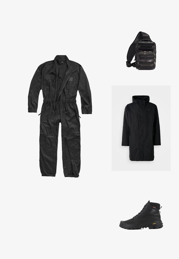 Čierna vodoodolná parka s vysokým golierom a nastaviteľnou kapucňou. Má predný zips, dlhé rukávy a dve bočné vrecká. Minimalistický dizajn.; Brandit BRANDIT HERREN EINSATZKOMBI - Overal - black; Čierne vysoké topánky s textúrovaným povrchom, vybavené vodoodpudivým dizajnom, so systémom viazania a výraznou gumovou podrážkou s logom Vibram.; Kompaktná čierna a sivá maskovacia taktická taška s viacerými vreckami na zips a nastaviteľným polstrovaným ramenným popruhom.