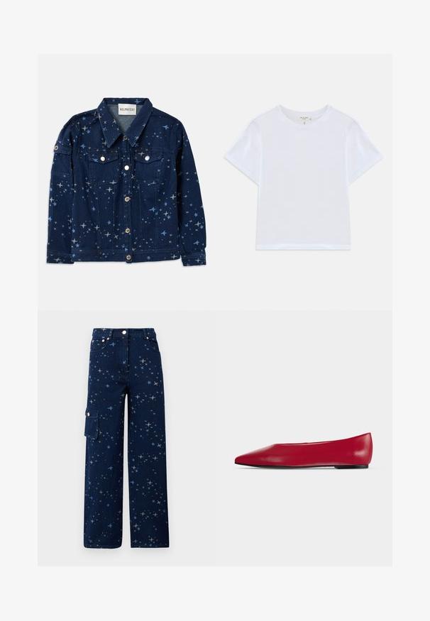 Denimjakke i mørkeblå med stjernemønster. Har to brystlommer, knaplukning og klassisk krave.; Hvid cropped t-shirt lavet af blødt bomuld, med rund hals og korte ærmer og en let løs pasform. Ingen mønstre eller accenter.; Mørkeblå denim cargo bukser med stjernemønster, vide ben, forlommer og en sidelomme med knaplukning.; Rød læderflad sko med spids tå, sort sål og lav hæl, vist i profil på en ensfarvet lys baggrund.