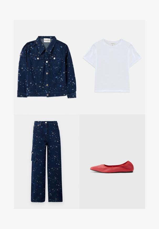 Veste en jean bleu foncé avec un imprimé à motifs d'étoiles. Elle dispose de deux poches poitrine, d'une fermeture à boutons et d'un col classique.; T-shirt blanc court en coton doux, avec un col rond et des manches courtes, d'ajustement légèrement décontracté. Pas de motifs ni d'accents.; Pantalon cargo en denim bleu foncé avec un motif d'étoiles, une coupe large, des poches avant et une poche latérale avec fermeture à bouton.; Filippa K REY FLATS - Ballerines - bright red