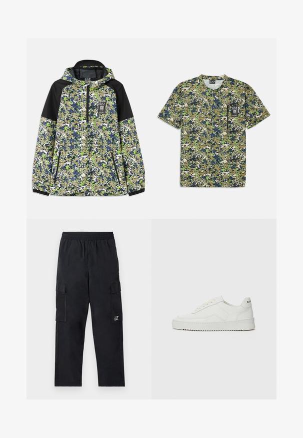 Jas met capuchon en halve rits, voorzien van een blauw, groen, wit en beige camouflagepatroon met zwarte schouderpanelen en ritszakken aan de voorkant.; Korte mouwen T-shirt met een camouflagepatroon in groene, marineblauwe en beige tinten, met een zak en een label aan de voorkant.; Zwarte cargobroek met een elastische tailleband, zijzakken en een klein logo op het linkerbeen. Gemaakt van lichtgewicht, soepel materiaal.; Witte leren sneaker met een gladde afwerking, ronde neus, platte veters en een gestructureerde zool. Kenmerkt zich door een subtiel logo op de hiel.