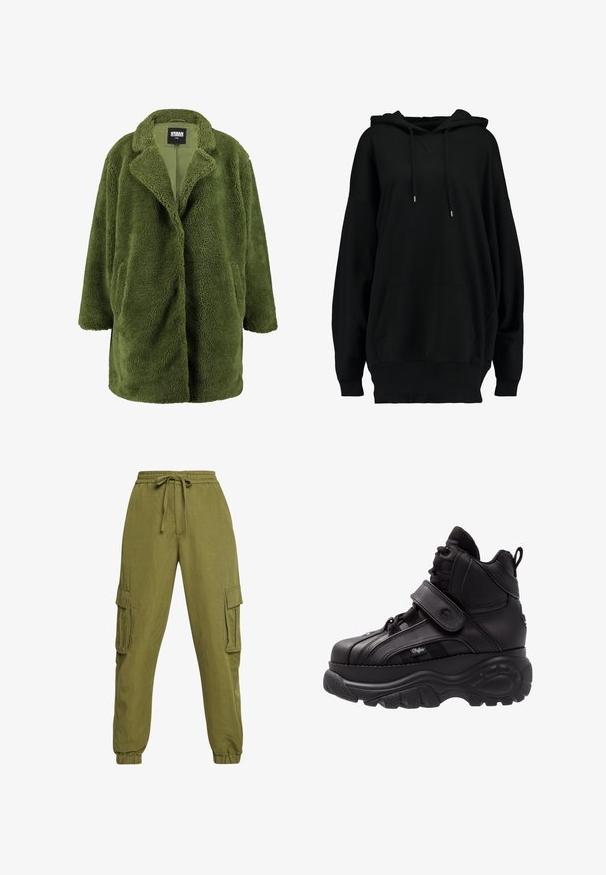Olivgrüner Fleece-Mantel mit eingeschnittenem Kragen, offener Front und zwei Seitentaschen. Die weiche, strukturierte Außenseite sorgt für Wärme und Komfort.; Schwarzer, übergroßer Hoodie aus weichem Material, mit einer vorderen Kängurutasche, einer Kapuze mit Kordelzug, gerippten Bündchen und einem schlichten Design.; Olivgrüne Cargo-Hosen mit elastischem Bund, Kordelzug und Bündchen an den Knöcheln. Verfügt über Seitentaschen und einen lässigen, tapered Fit.; Schwarze High-Top-Sneaker mit einer dicken Gummisohle, Obermaterial aus Leder, Schnürung und Klettverschluss, sowie strukturierten Seitenpaneelen.