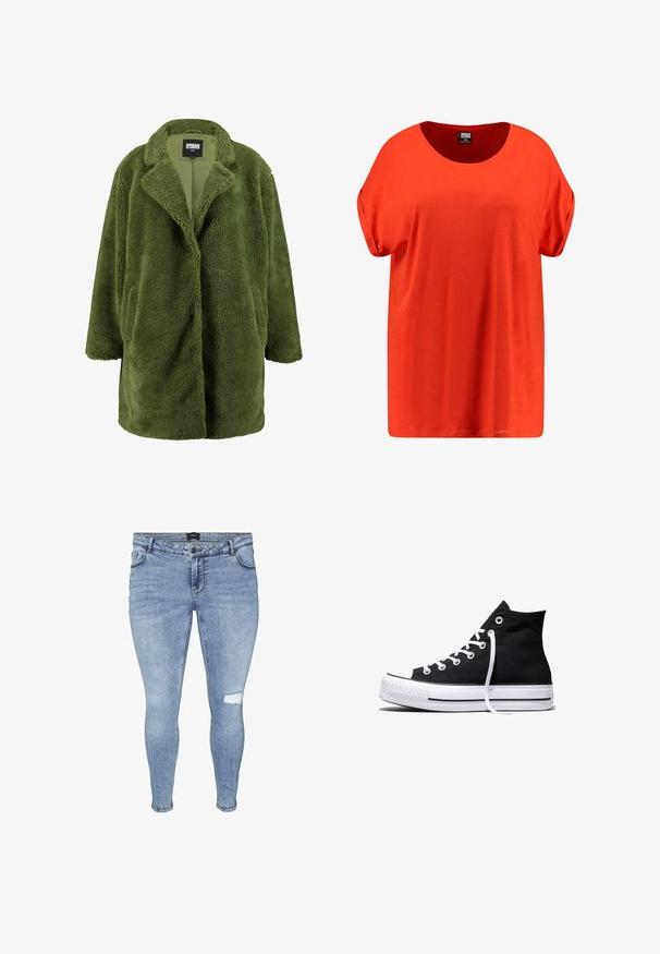 Olivgrüner Fleece-Mantel mit eingeschnittenem Kragen, offener Front und zwei Seitentaschen. Die weiche, strukturierte Außenseite sorgt für Wärme und Komfort.; Rotes, locker sitzendes T-Shirt aus glattem Stoff. Hat einen runden Ausschnitt und umgeschlagene kurze Ärmel. Keine Muster oder zusätzlichen Akzente.; Skinny Jeans aus hellblauem Denim mit einem abgerissenen Loch am rechten Oberschenkel, Fünf-Taschen-Design und klassischem Knopfverschluss.; Schwarzer High-Top-Canvas-Sneaker mit weißer Gummisohle und weißen Schnürsenkeln, seitlich dargestellt vor weißem Hintergrund.