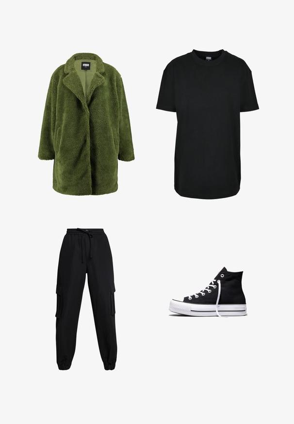 Olivgrüner Fleece-Mantel mit eingeschnittenem Kragen, offener Front und zwei Seitentaschen. Die weiche, strukturierte Außenseite sorgt für Wärme und Komfort.; Schwarzes T-Shirt mit kurzen Ärmeln und Rundhalsausschnitt in Größe XS mit dem Etikett "Urban Classics" innen am Kragen.; Schwarze Cargo-Hosen aus leichtem Material, mit einem elastischen Taillenbund, Kordelzug und Seitentaschen. Die design wird durch umschlagbare Knöchel abgerundet.; Schwarzer High-Top-Canvas-Sneaker mit weißer Gummisohle und weißen Schnürsenkeln, seitlich dargestellt vor weißem Hintergrund.
