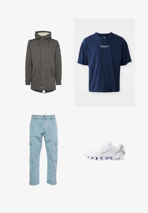 Grå hætteparkas med kunstpels-for, snøre i taljen, lappelommer og trykknaplukning. Har justerbar hætte og skulderdetaljer.; Mørkeblå kortærmet T-shirt lavet af bomuld, med en rund halsudskæring og hvid tekst der står "STUDIO EDITION" på forsiden.; Karl Kani KK SMALL SIGNATURE - Jeans Straight Leg - bleached blue; Hvide sportssko med en tekstureret overdel, en sølvfarvet swoosh-logo, meshpaneler og en karakteristisk opdelt hvid sål.